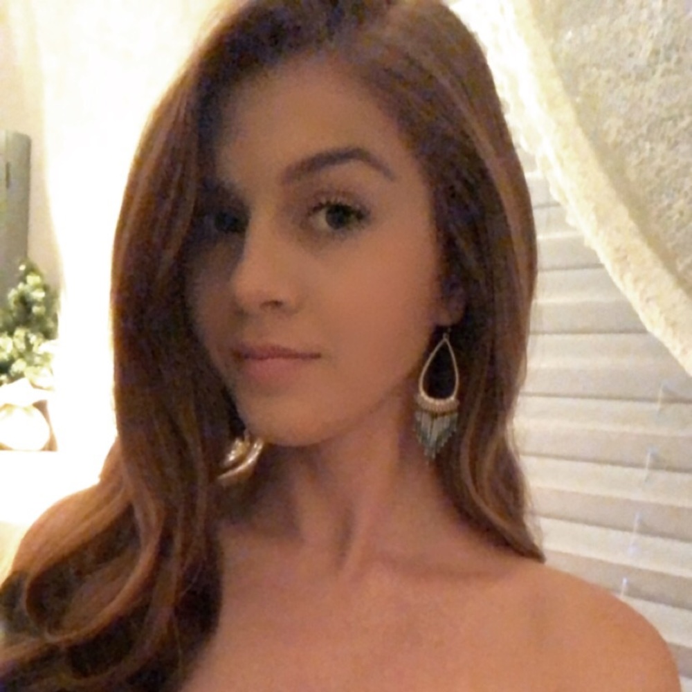 Meet your Posher, Alexis